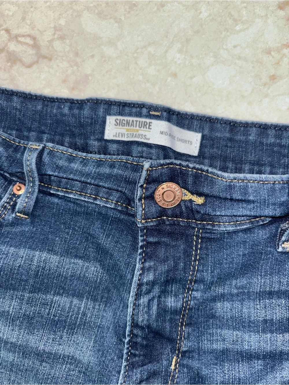Signature by Levi Strauss Rolled Hem Jean Shorts 4” - size 16 - W33 - Picture 2 of 5